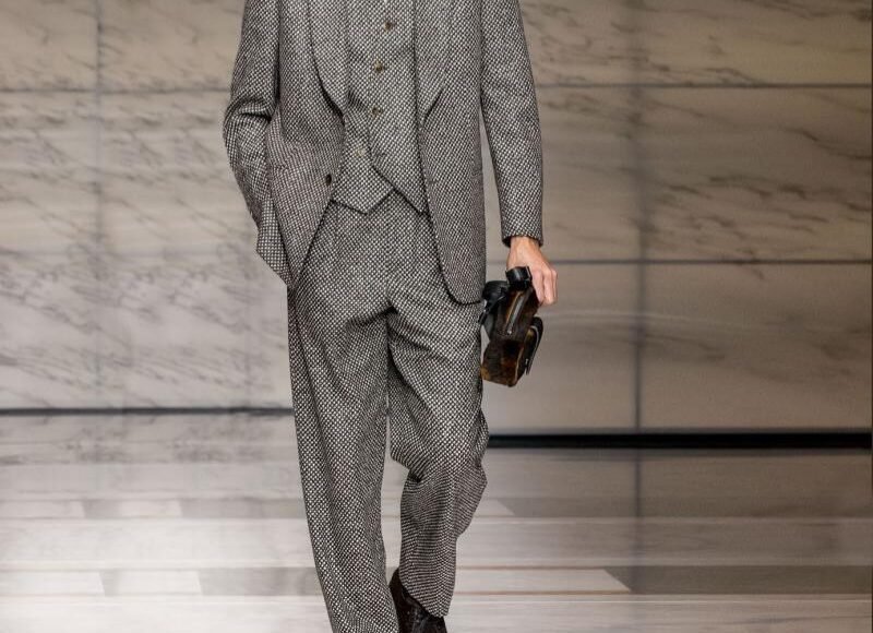 بدلة أرماني.. أناقة إيطالية خالدة تصنع فخامة الرجل العصري