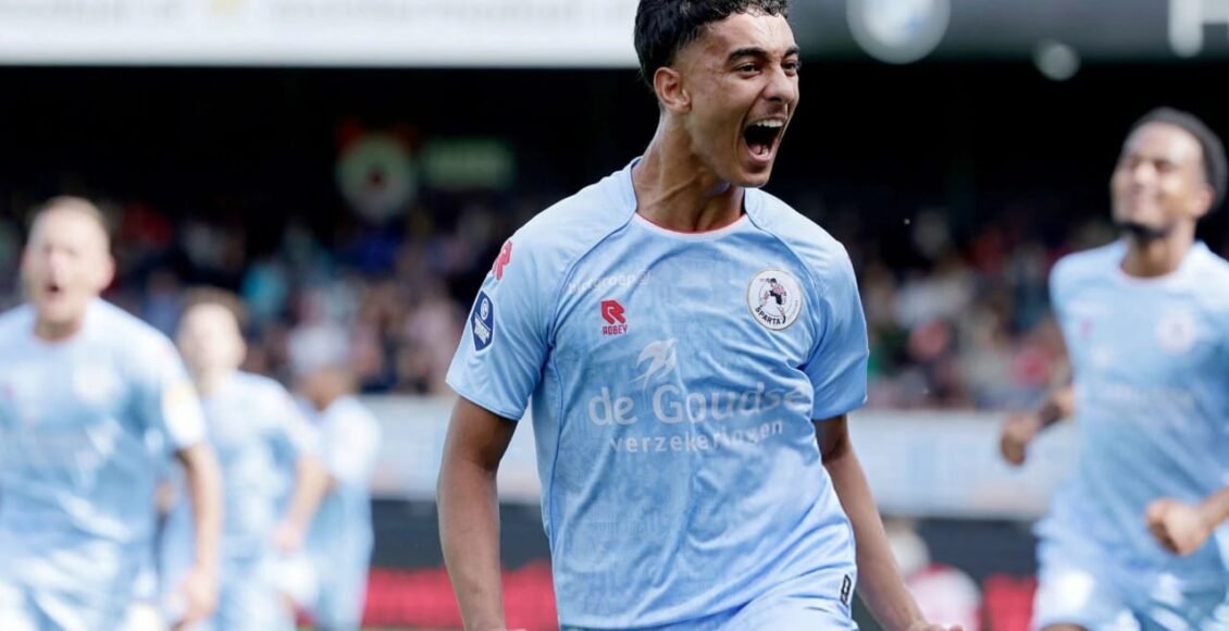 نجم ألكمار يفطر على أرض الملعب ويشعل الدوري الهولندي