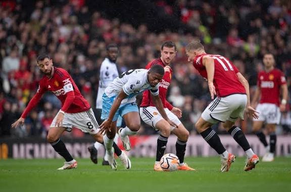 مانشستر يونايتد يسقط كريستال بالاس ويرتقي للمركز الثالث